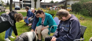 Activité de médiation animale au foyer de vie Maurice Dachary avec Nathalie de l' »Association Une truffe Un sourire » !