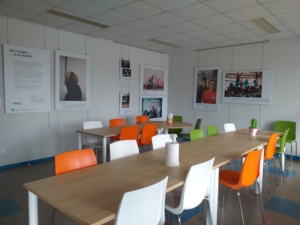 Quand le lieu de convivialité du siège de l’APAJH se transforme en lieu d’exposition…