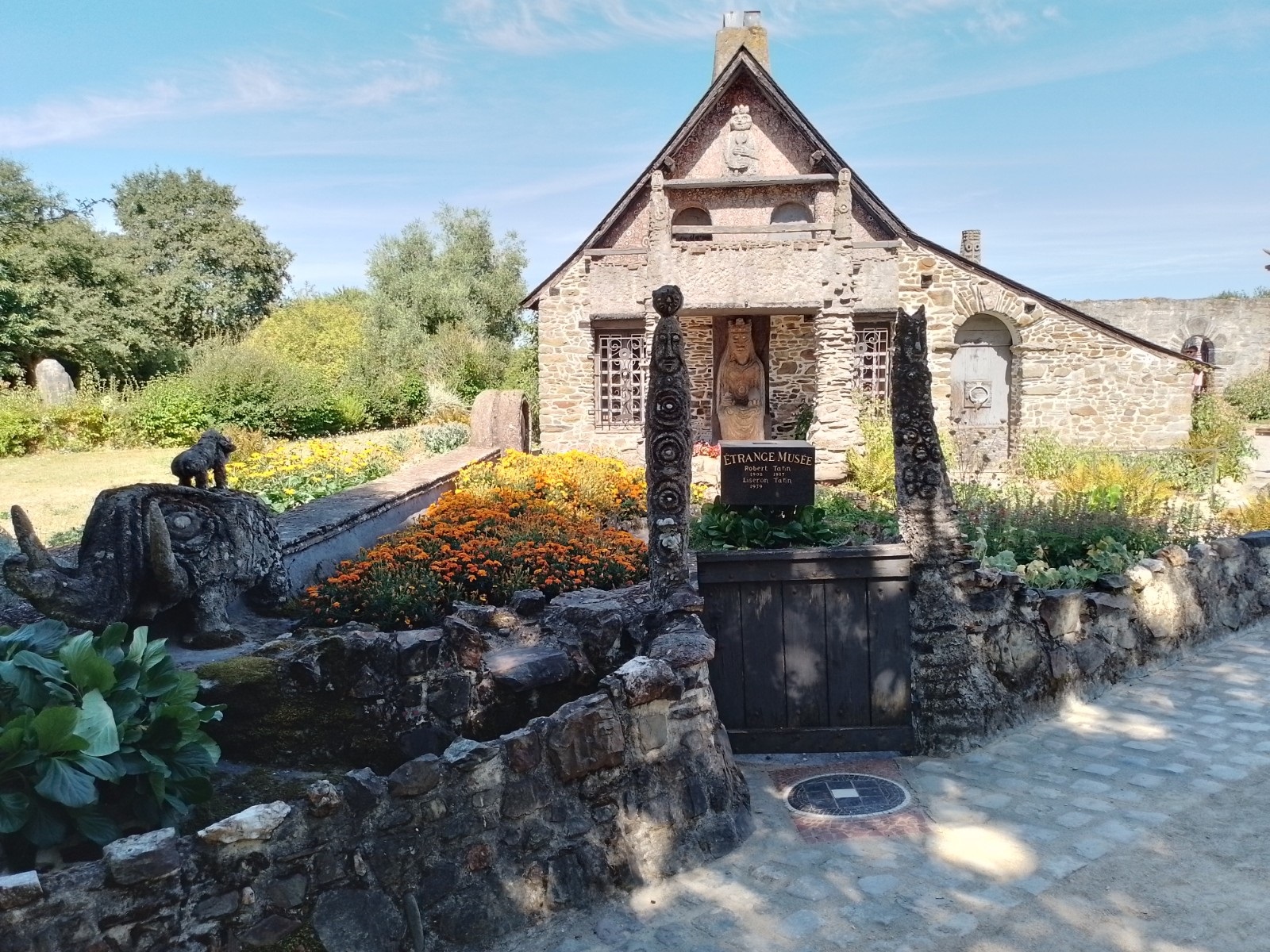 A la découverte du musée Robert Tatin de COSSE LE VIVIEN APAJH SartheMayenne A la découverte du musée Robert Tatin de COSSE LE VIVIEN APAJH SartheMayenne